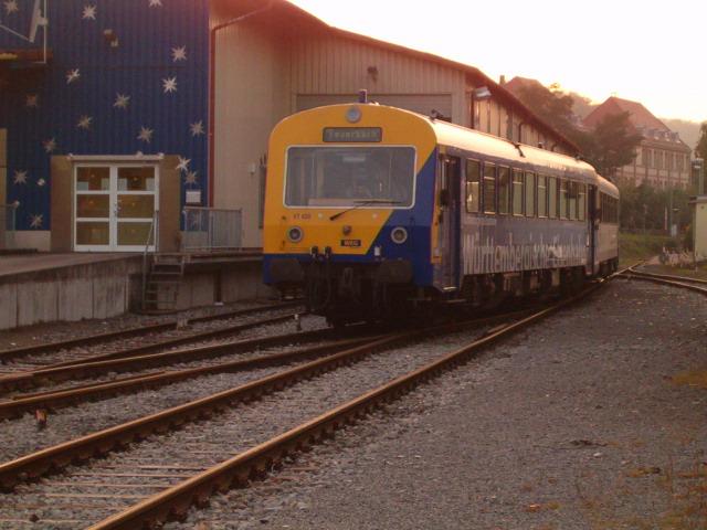 Bahnhof Weissach Herbst 2005. Der Zug aus Feuerbach ist gegen 18 Uhr im Endbahnhof Weissach eingetroffen und wir nun im Depot ber Nacht abgestellt.