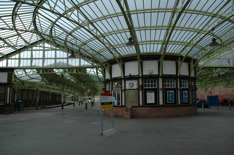 Bahnhof Wemyss Bay in Schottland, aufgenommen am 14.9.2005. Von den Bahnsteigen kann man, geschtzt durch das Glasdach, zum Fhranleger gehen.