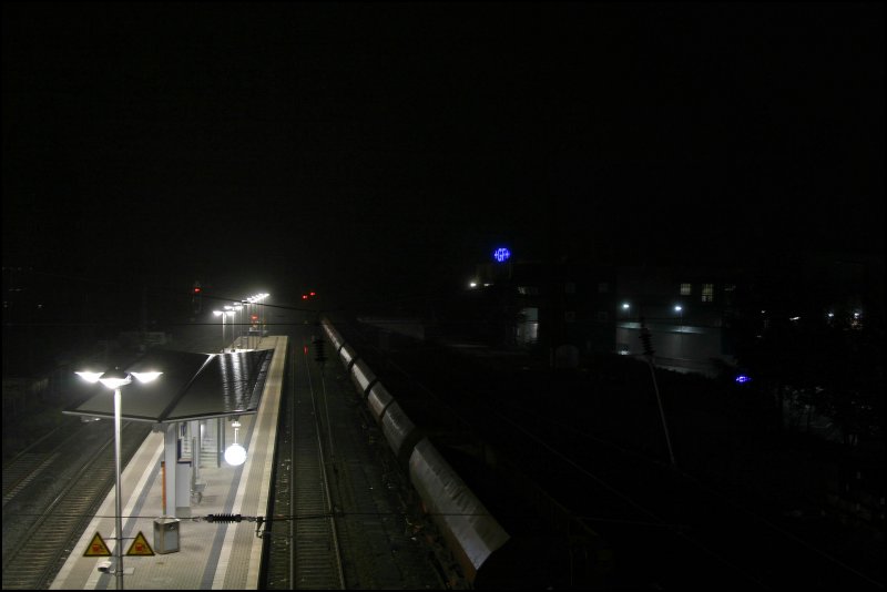 Bahnhof Werdohl morgens um 05:38 Uhr am 01.10.2007. Auf dem Nebengleis sind einige leere Waggons abgestellt. (Aufnahme ohne Stativ)