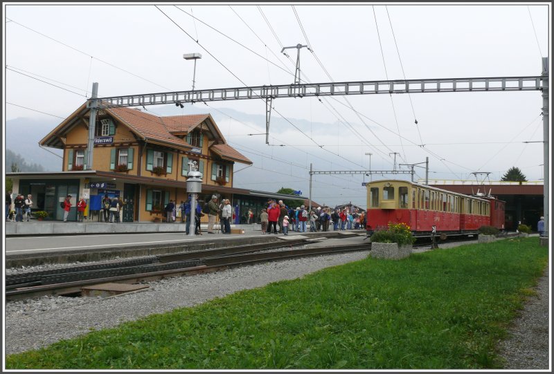 Bahnhof Wilderswil mit Reisenden zur Schynigen Platte. (12.10.2007)