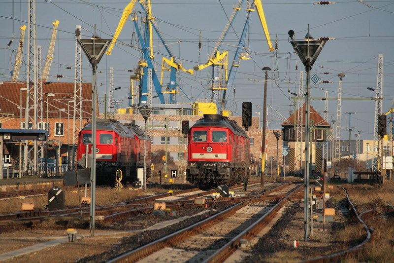 Bahnhof Wismar mit den Krananlagen vom Seehafen. 31.03.2009
