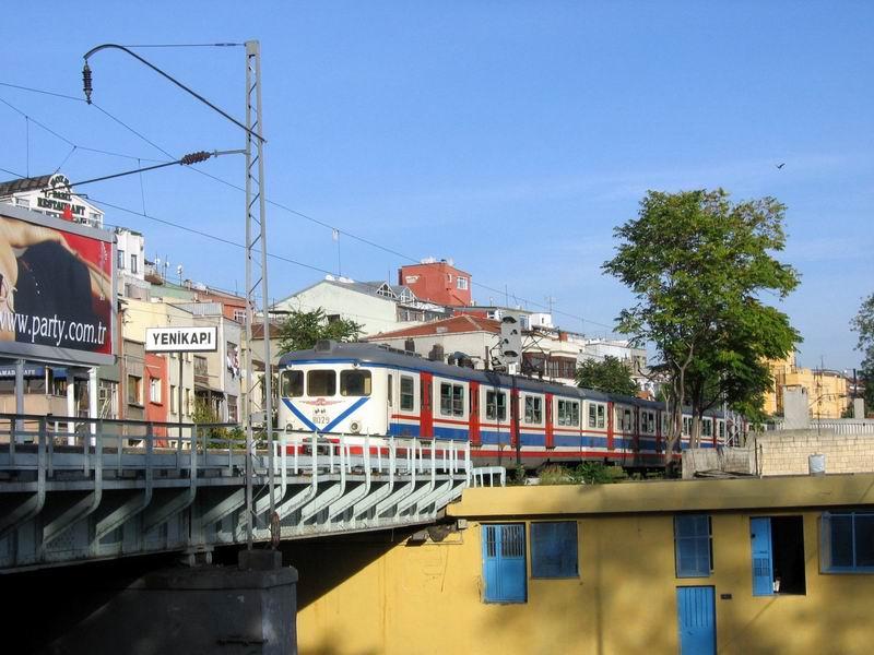 Bahnhof Yenikapi, interessant der Fahrleitungsmast. Da kommen Erinnerungen an die deutsche Vorkriegsausfhrung auf