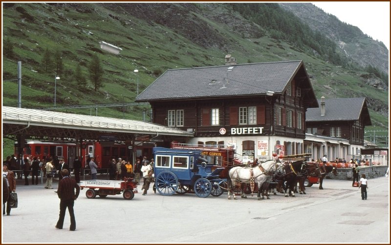Bahnhof Zermatt, noch nicht berbaut. Heute enden die Zge in einer gedeckten Halle, die die Zge vor Schneerutschen schtzt. Was heute Elektrowagen erledigen, wurden frher mehrheitlich ein oder zwei PS verwendet, die die schnen Hoteleigenen Kutschen zogen. (Archiv 06/77)