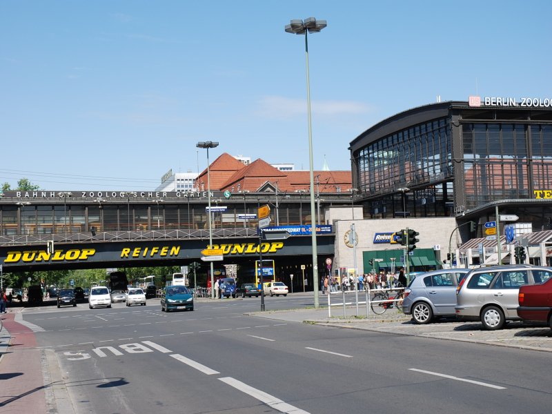 Bahnhof Zoologischer Garten.Mit der Umsetzung des Pilzkonzeptes zum Fahrplanwechsel am 28. Mai 2006 wurden die Zuglufe im Eisenbahnknoten Berlin neu geordnet und die neuen Fernbahnhfe Hauptbahnhof, Sdkreuz und Gesundbrunnen erffnet.19.05.07