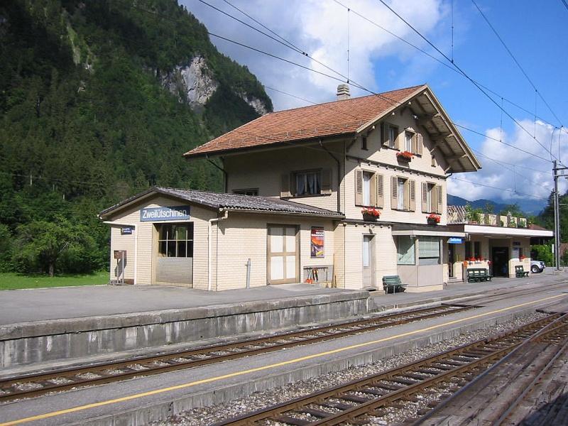 Bahnhof Zweiltschinen im Juli 2003. Der Bahnhof liegt an der Strecke der Berner Oberland Bahn (BOB) zwischen Interlaken Ost und Grindelwald bzw. Lauterbrunnen. Die BOB-Zge von Interlaken Ost nach Grindelwald und Lauterbrunnen werden bis Zweiltschinen vereint gefhrt und dort getrennt, whrend in Gegenrichtung die Zge wieder aneinander gekuppelt werden.