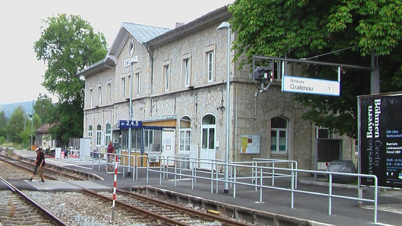Bahnhof Zwiesel: Der Bahnhof wurde erste vor einigen Jahren behindertengerecht ausgebaut. Nun erstrahlt er wieder in neuem Glanz. Es halten hier RegioShuttles der Waldbahn in Richtung Plattling, Bayerisch Eisenstein (teilweise bis Spicak verlngert), Bodenmais und Grafenau. Das System ist sehr ausgeklgelt: Kurz vor der vollen Stunde kommen die Triebwagen von Grafenau und Bodenmais an und Enden hier. Dann kommen die Triebwagen aus Plattling und Bayerisch Eisenstein und fahren nach wenigen Minuten sofort weiter zu ihren Endbahnhfen Bayerisch Eisenstein und Plattling. Schlielich fahren wieder die beiden Triebwagen nach Bodenmais und Grafenau ab. Somit hat man innerhalb von ca. 8 Minuten Anschluss in alle Richtungen. Dieses System ist bekannt unter dem Namen  Zwiesler Spinne .