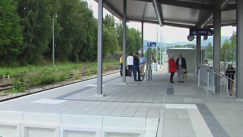 Bahnhof Zwiesel: Der Bahnhof wurde erste vor einigen Jahren behindertengerecht ausgebaut. Nun erstrahlt er wieder in neuem Glanz. Es halten hier RegioShuttles der Waldbahn in Richtung Plattling, Bayerisch Eisenstein (teilweise bis Spicak verlngert), Bodenmais und Grafenau. Das System ist sehr ausgeklgelt: Kurz vor der vollen Stunde kommen die Triebwagen von Grafenau und Bodenmais an und Enden hier. Dann kommen die Triebwagen aus Plattling und Bayerisch Eisenstein und fahren nach wenigen Minuten sofort weiter zu ihren Endbahnhfen Bayerisch Eisenstein und Plattling. Schlielich fahren wieder die beiden Triebwagen nach Bodenmais und Grafenau ab. Somit hat man innerhalb von ca. 8 Minuten Anschluss in alle Richtungen. Dieses System ist bekannt unter dem Namen  Zwiesler Spinne .
