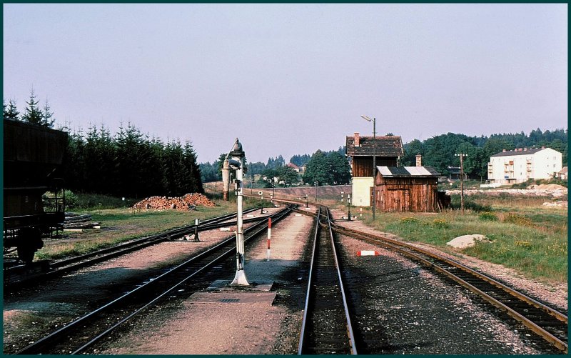 Bahnhofanlage Alt Nagelberg. hnlich wie in Bertsdorf oder Alexisbad fanden hier regelmssig Doppelausfahrten Richtung Heidenreichstein (nach rechts) und Litschau (nach links)statt.
Leider sind diese Bilder missraten. (Archv 09/75)