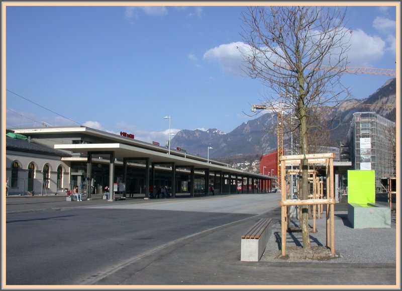 Bahnhofplatz Chur mit Stadtbusstation, gemeinsamer Bahnsteig der Arosabahn und Stadtbus und anschliessend ans historische Gebude der Neubau mit der neuen Unterfhrung. (19.02.2007)