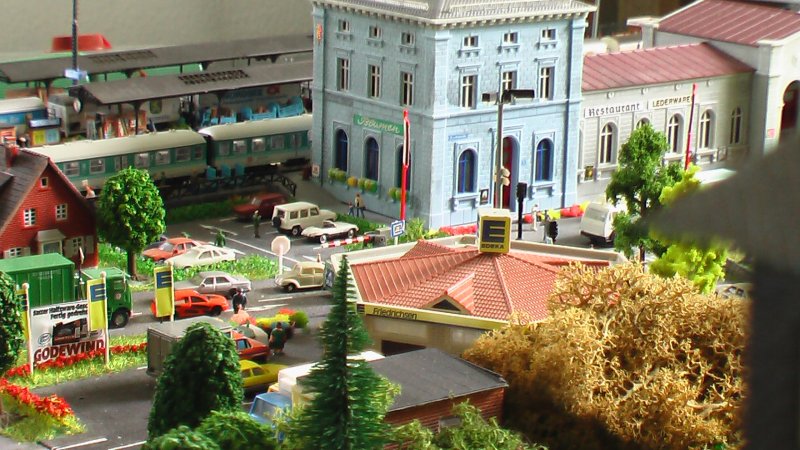 bahnhofr�ckseite mit parkplatz