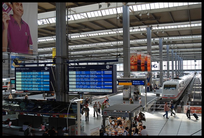 Bahnhofs Impressionen Im Mnchener-Hbf.Im Vordergrund ICE 1 Auf Gleis 19 Fhrt Um 16:18h Nach Hamburg-Altona 28.07.07