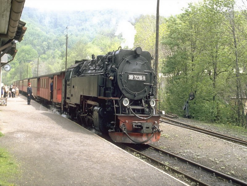 Bahnhofs Szene auf der Harzquerbahn im Mai 1983 mit einem
Personenzug.Zuglok ist 99 7238-1(Archiv P.Walter)
