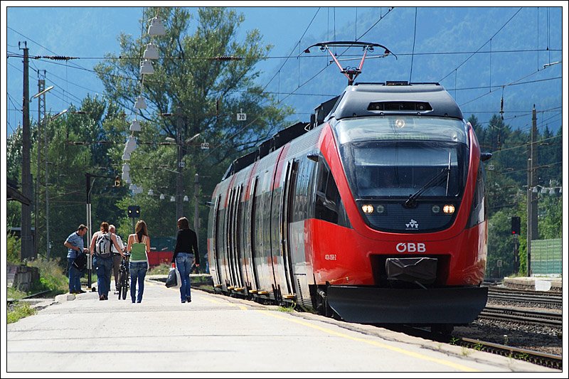 Bahnhofsalltag in Brixlegg. 4024 058 als R 5118 von Telfs-Pfaffenhofen nach Rosenheim in Bayern beim Halt in Brixlegg am 25.8.2008.