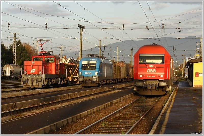 Bahnhofsalltag in Zeltweg !
Verschublok 1063 017 steht im Hintergrund w�hrend Werbetaurus 1016 023  Kyoto  mit einem G�terzug durchf�hrt. Im Vordergrund steht noch die Diesellok 2016 062.
Zeltweg 15.10.2008