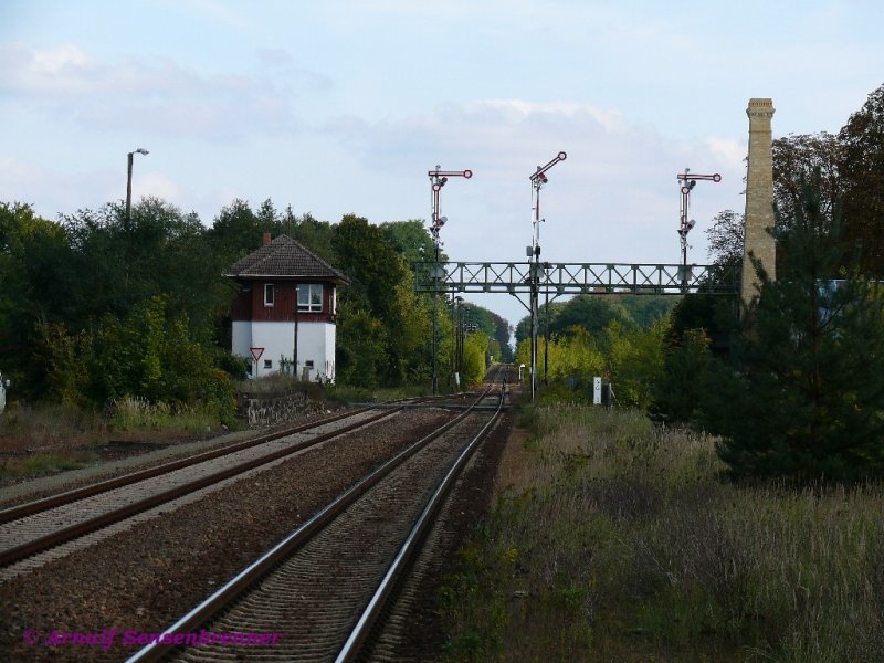 Bahnhofsausfahrt Mncheberg in der Mark: Freie Fahrt fr den Zug NEB5375
 der NEB an der Signalbrcke gen Osten an der preussischen Ostbahn Richtung Kstrin.

27.09.2008 Mncheberg