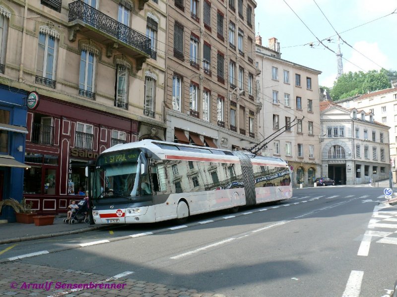 Bahnhofsbild? Bahnhofsbild!
Mitten in der steil ansteigenden Lyoner Altstadt liegt der Bahnhof Saint-Paul, dessen Fassade sich hier im O-Bus der Linie 1 spiegelt, welche von hier durch die Altstadt bis nach Lyon-Part-Dieu fhrt.
09.06.2007  Lyon Saint-Paul
