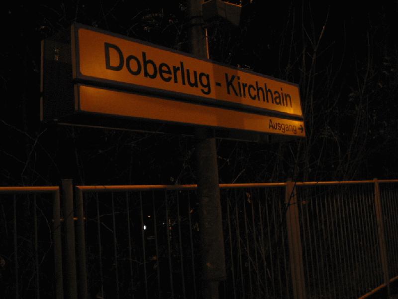 Bahnhofschild von Doberlug-Kirchhain am 25.11.02