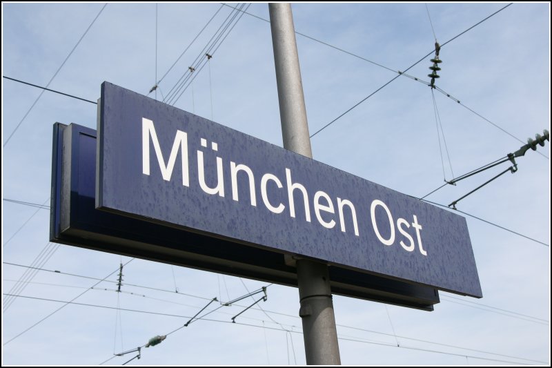 Bahnhofschild in Mnchen Ostbahnhof. Aufgenommen am 01.07.07 whrend des Geburtstages der Mnchener S-Bahn. 