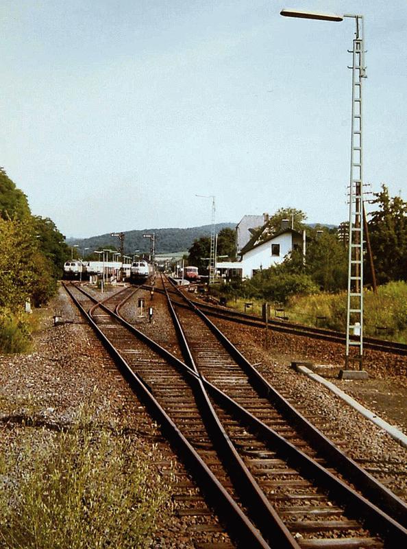 Bahnhofseinfahrt Grvenwiesbach ehemals aus Richtung Weilmnster kommend - rechts das Gleis aus Usingen, 1. Hlfte der 1980iger Jahre.
