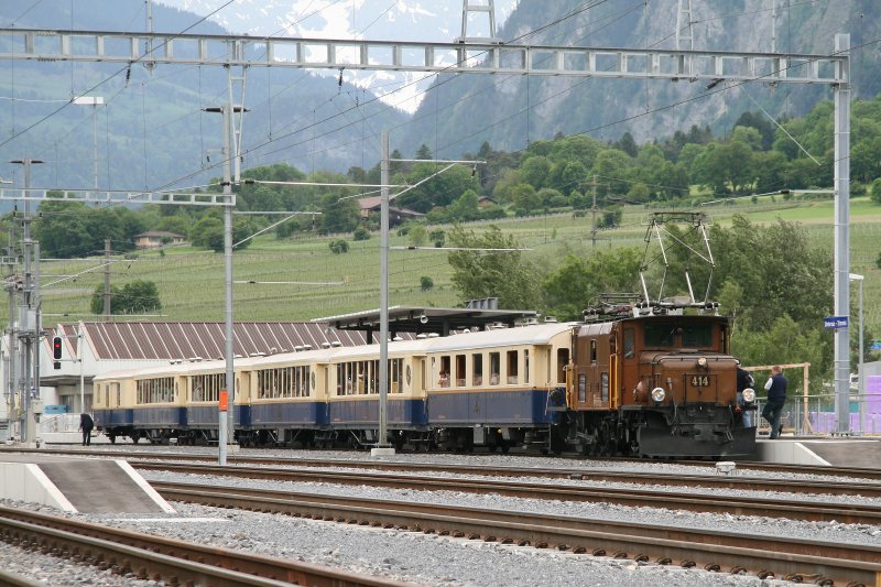 Bahnhofsfest Chur 2008: ACPE-Extrazug bestehend aus Ge 6/6 I 414 + As 1141 bis As 1144 + AS 1161 + D 4051 wartet hier im Bahnhof von Untervaz/Trimmis auf die Ausfahrt nach Chur am Sa. 24. Mai.