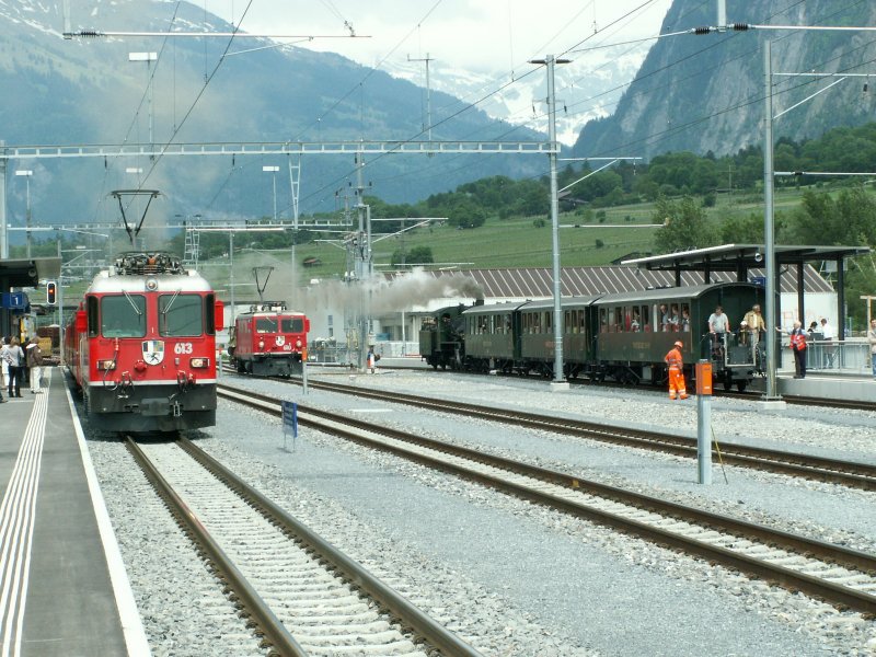 Bahnhofsfest in Chur,aber auch in Untervaz wurde gefeiert.So gab es etwas mehr Betrieb als sonst auf dem kleinen Bahnhof.Rechts der Dampf-Pendelzug nach Chur,in der Mitte der  Lschzug  und links ein Regelzug nach Disentis/Muster.Untervaz 24.05.08