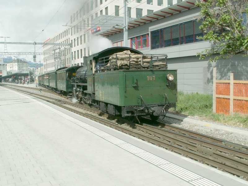 Bahnhofsfest in Chur,Dampfzug-Pendelfahrten mit G 4/5 107,hier Tender voraus bei der Ausfahrt in Chur nach Untervaz-Trimmis.
25.05.08