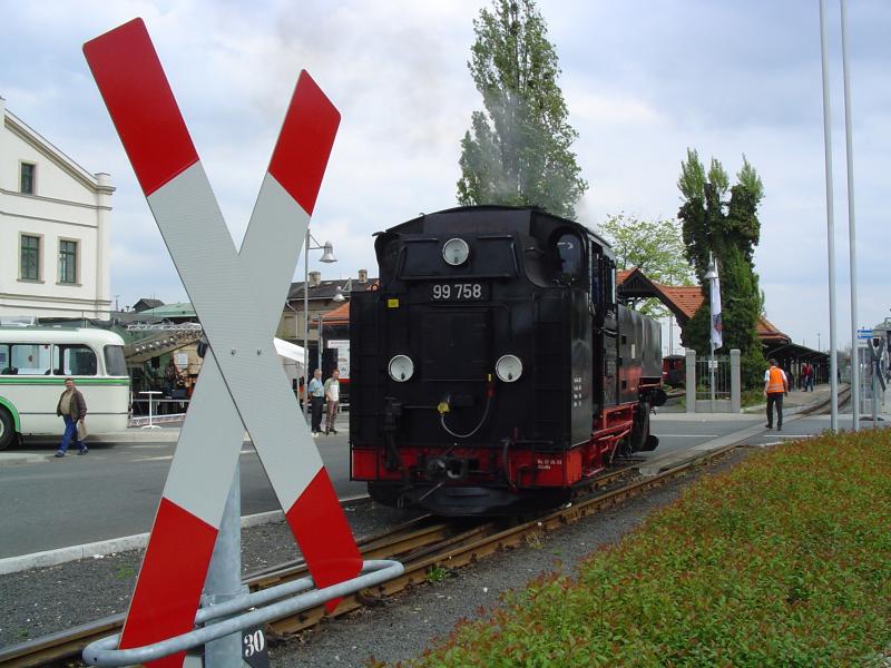 Bahnhofsfest in Zittau, anllich der Beitrittes von Polen und Tschechien in die EU, am 01.Mai 2004. Bereitstellung von 99 758 fr die bevorstehende Fahrt nach Jonsdorf.