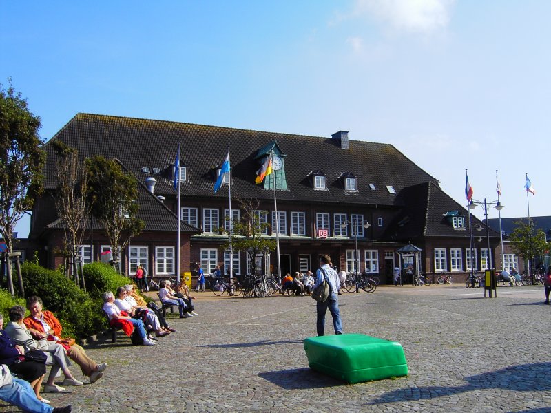 Bahnhofsgebude und Bahnhofsvorplatz in Westerland(Sylt)
