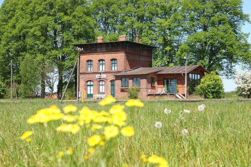 Bahnhofsgebude von Bantin. Das ist die Strecke von Hagenow nach Zarrentin. Hier fhrt leider kein Zug mehr planmig vorbei. 05.05.2007
