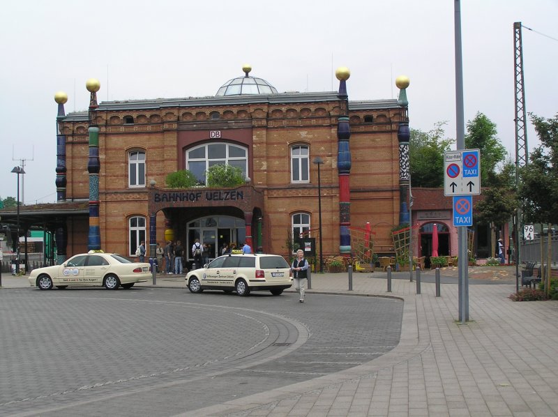 Bahnhofsgebude des Hundertwasser-Bahnhofs Uelzen in Niedersachsen