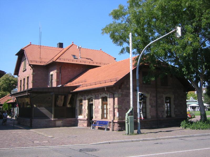 Bahnhofsgebude Ettlingen Stadt, aufgenommen am 05.09.2004.
