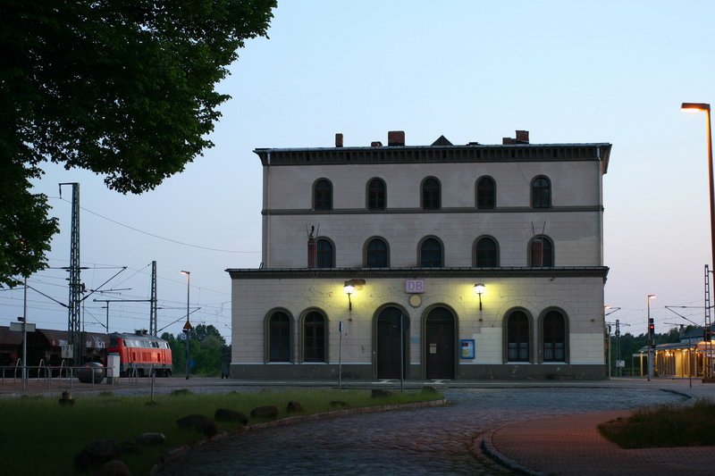 Bahnhofsgebude von Hagenow Land in der Abenddmmerung aufgenommen vom Bahnhofsvorplatz aus. 18.05.2007