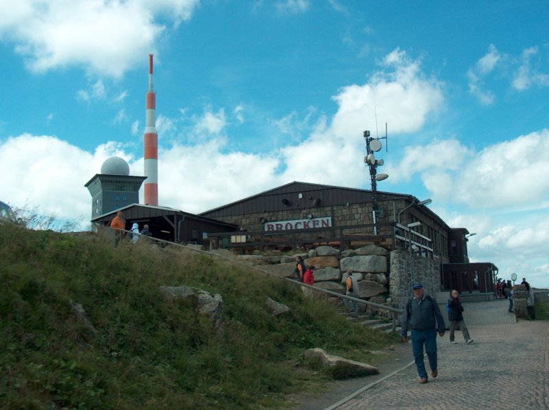 Bahnhofsgebude der HSB auf dem Brocken. Im Hintergrund erkennt man den riesigen Sendemast und das Brockenhotel; 11.08.2008