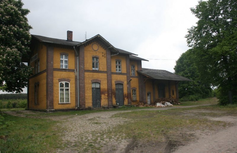 Bahnhofsgebude, Straenseite, Zustand: 18.05.2008