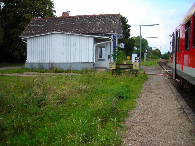 Bahnhofsgebude von Wahrenholz. Im Vordergrund das Lade- bzw Gtergleis das noch befahrbar ist (allerdings nicht mehr bedient wird) aber sonst herscht hier noch viel Bundesbahnromantik