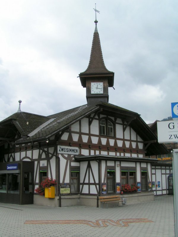 Bahnhofsgebude von Zweisimmen. 03.08.07 