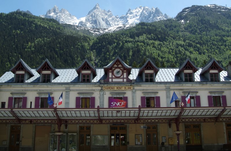 Bahnhofsgebute Chamonix in nostalgischem Still mit moderner Schrift und Bergkulisse.
20.05.2009