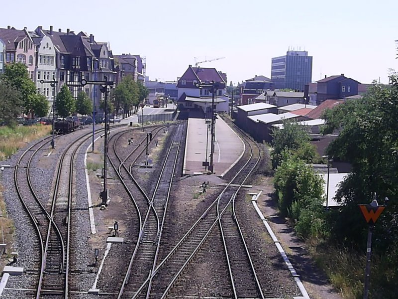 Bahnhofsgleise im Bahnhof Nordhausen Nord. Wie man sieht ein Kopfbahnhof. Das zweite Gleis von links von/nach Nordhausen Krankenhaus hier verkehren auch die Nordhuser Straenbahnen. 18.07.06