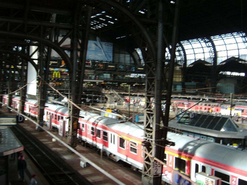Bahnhofshalle des Hauptbahnhofs Hamburg. Im Vordergrund sieht man den RE nach Kiel.