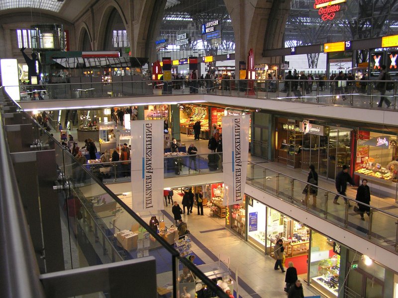 Bahnhofshalle des Hauptbahnhofs Leipzig, der Bahnhof hat viele Geschfte auf 3 Etagen, der Bahnhof hat 23 Gleise, von denen 20 ode 21 genutzt werden! 