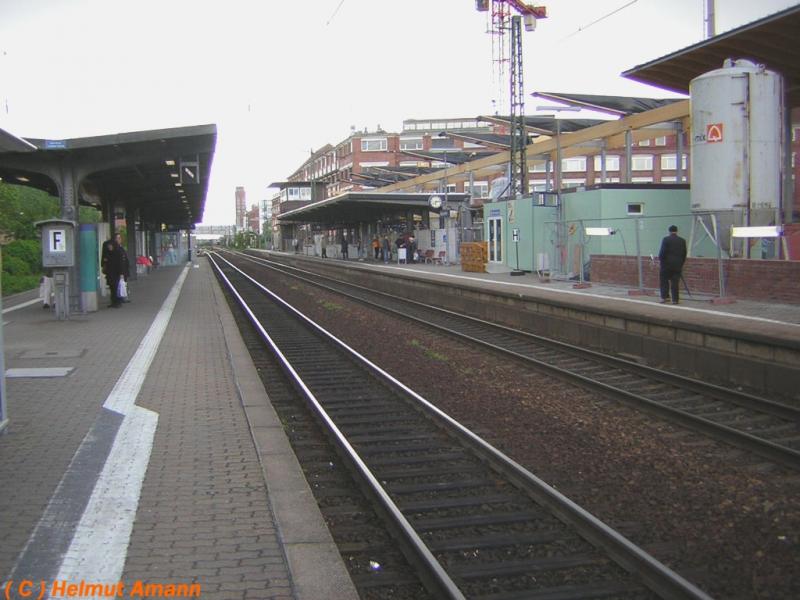Bahnhofsneubau Rsselsheim am 08.05.2005 vom Mittelbahnsteig aus aufgenommen, hinter der Dachkonstruktion und dem Stellwerk ist bereits das Opelwerk, der bekannte Opelturm ist im Bildhintergrund zu erkennen.