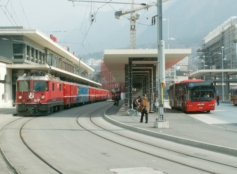 Bahnhofsplatz Chur mit einem Zug nach Arosa am 17.03.07.Der
Umbau am Bahnhofsplatz ist noch nicht ganz abgeschlossen.