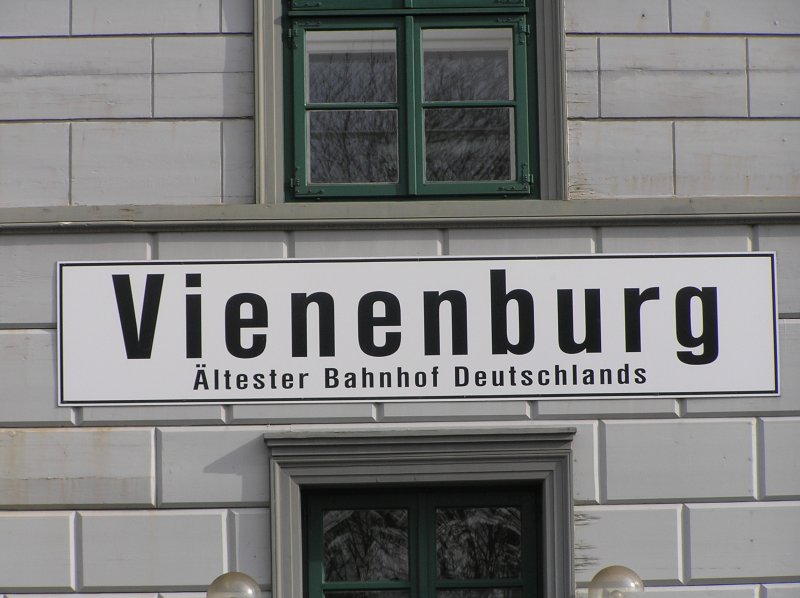 Bahnhofsschild vom �ltesten Bahnhof Deutschland am Bahnhofsgeb�ude.