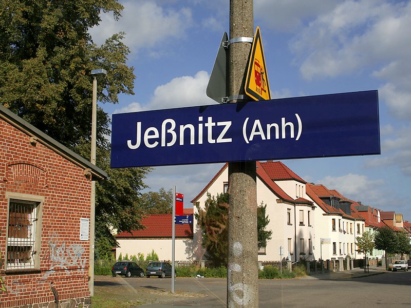 Bahnhofsschild von Jenitz im Kreis Bitterfeld.
(15.09.2007)