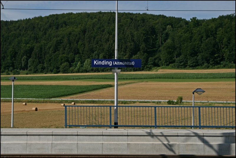 Bahnhofsschild Kinding (Altmhltal). Aufgenommen am 07.07.07