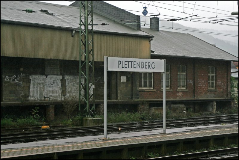 Bahnhofsschild in Plettenberg. Whrend z.B in Kreuztal, Werdohl schon neue Schilder aufgestellt wurden, sind in Plettenberg noch die alten aufgestellt.