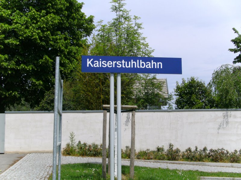 Bahnhofsschild vor dem Bahnhof Riegel am Kaiserstuhl Ort.
10.05.2009