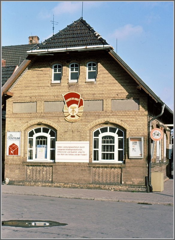  Bahnhofsschmuck  in Warnemnde. Banner der Arbeit mit folgender Schrifttafel: Hohes Leistungswachstum durch steigende Arbeitsproduktivitt, Effektivitt und Qualitt - alles fr das Wohl des Volkes und des Friedens.  Mindestens der erste Teil findet auch in unserer heutigen Gesellschaft Anwendung.
(Archiv 10/86)