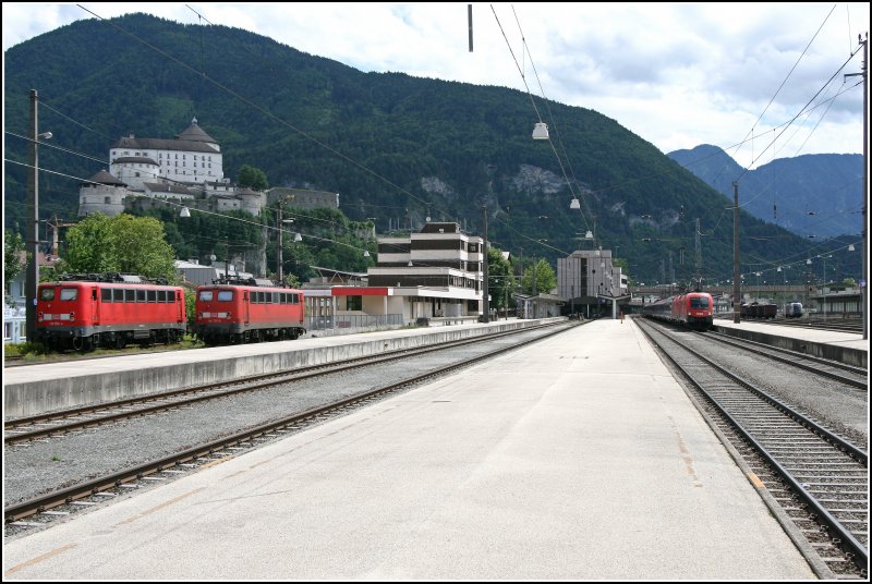 Bahnhofs�berlick in Kufstein: W�hrend die 139 552 und 140 737 ihren Donnerstag auf dem Abstellgleis verbringen, rollt auf Gleis Zwei die 1016 011 mit einer 1116 2. mit dem  Westbahnstar  OEC 163  TRANSALPIN  nach Basel ein. Rechts im Bild (schwer zu erkennen) wartet eine ES64U2 der WLB auf neue Aufgaben. (28.06.07)