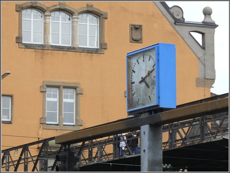 Bahnhofsuhr in Lindau, die eine Wsche ntig htte. (26.05.2008)